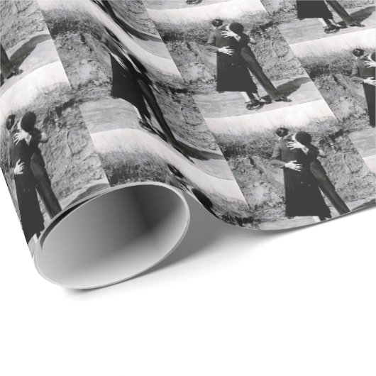 Bonnie Parker und Clyde Barrow Kissing 1933 Geschenkpapier (Rolleneckpunkt)