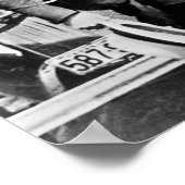 Bonnie und Clyde mit ihrem Auto - Circa 1934 Poster (Ecke)