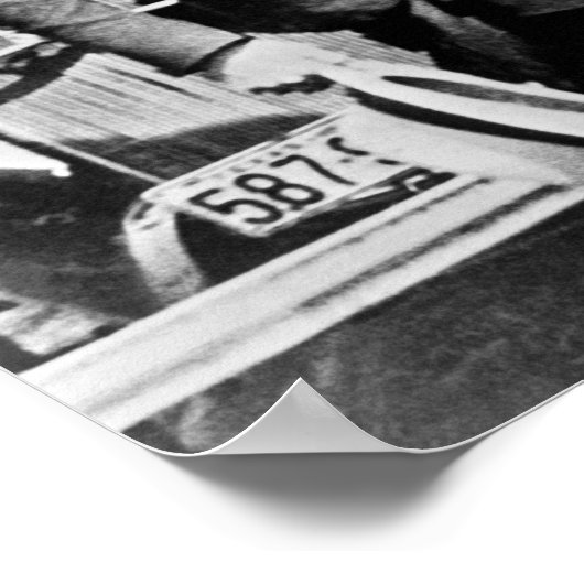 Bonnie und Clyde mit ihrem Auto - Circa 1934 Poster (Ecke)