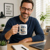 Bonus-Daddy läuft mit Kaffee und Geduld Tasse Vate