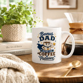 Bonus-Daddy läuft mit Kaffee und Geduld Tasse Vate