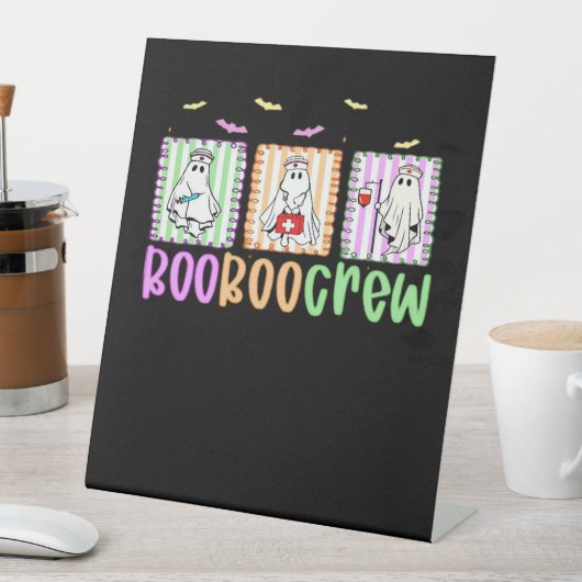 Boo Boo Crew Halloween Nurse Essential T-Shirt Sockelschild (In Situ)