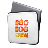 Boo Boo Crew Oversifizierter T - Shirt Laptopschutzhülle (Vorderseite Links)
