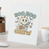 Boo Boo Crew Shirt � Funny Ghost Halloween Nurse & Sockelschild (In Situ)