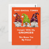 Boo Ghoul Times hing mit meinen Gnomen Halloween Postkarte (Vorne/Hinten)