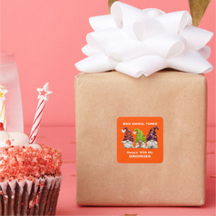 Boo Ghoul Times hing mit meinen Gnomen Halloween Quadratischer Aufkleber