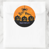 Boo! Happy Halloween in Orange und Schwarz Runder Aufkleber (Tasche)