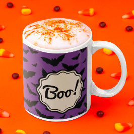 Boo! Lila Halloween-Black Bats Zweifarbige Tasse