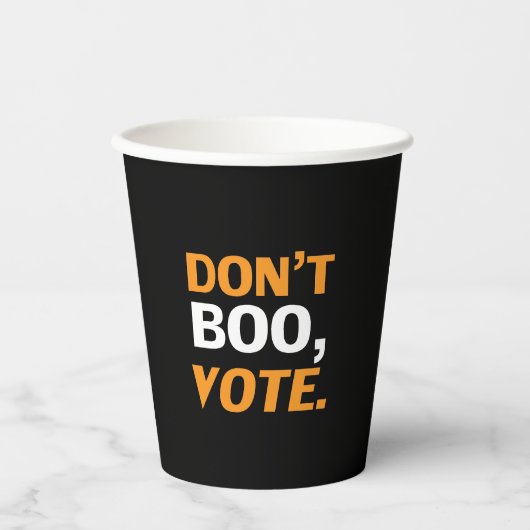 "Boo nicht, vote" schwarz-orange weißes Halloween Pappbecher (Vorderseite)
