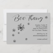 Boo Thang Creepy Spiders Grau Halloween-Party Einladung (Vorderseite)