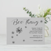 Boo Thang Creepy Spiders Grau Halloween-Party Einladung (Stehend Vorderseite)