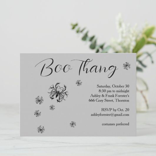 Boo Thang Creepy Spiders Grau Halloween-Party Einladung (Stehend Vorderseite)