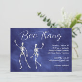 Boo Thang Dancing Skeletts Lila Halloween-Party Einladung (Stehend Vorderseite)