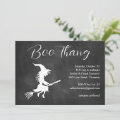 Boo Thang Flying Hexe Cloudy Halloween-Party Einladung (Stehend Vorderseite)