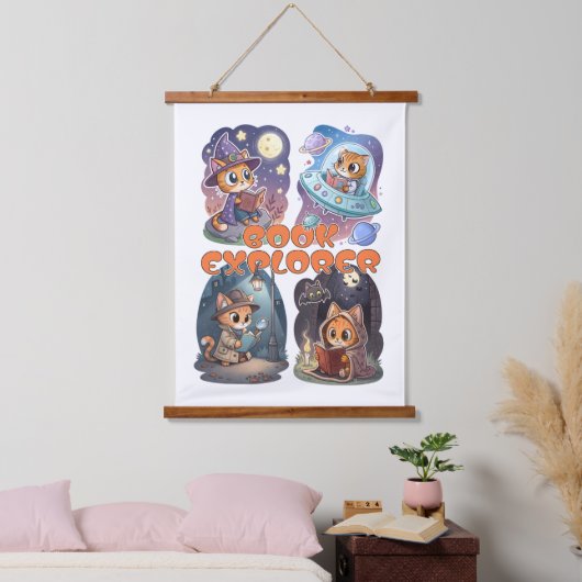 Book Explorer – Cute Cat Reading Adventure Wandteppich Mit Holzrahmen (Schlafzimmer)