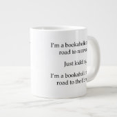Bookaholic auf der Straße Jumbo-Tasse (Vorderseite Rechts)