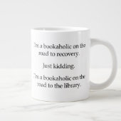 Bookaholic auf der Straße Jumbo-Tasse (Rechts)