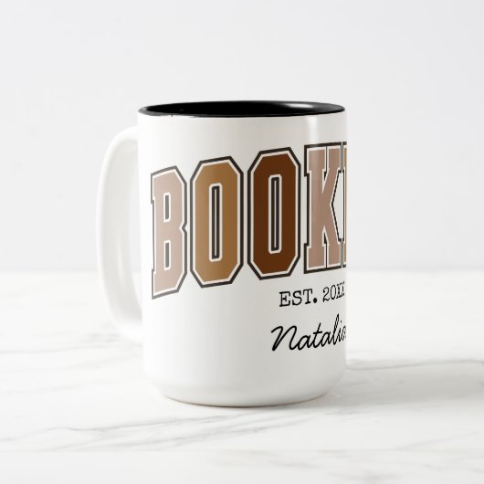 Bookish Est. 20XX Zweifarbige Tasse (Vorderseite Links)