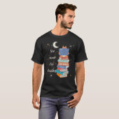 Booklet Cat Reading under Moon Art T-Shirt (Vorne ganz)