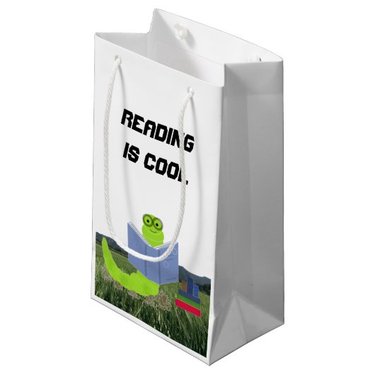 Bookworm Reading Gift Bag Kleine Geschenktüte (Vorderseite Schrägansicht)