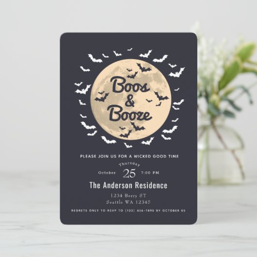 Boos & Booze Moon Bats Erwachsenes Halloween-Party Einladung (Stehend Vorderseite)