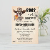 Boos & Brews Halloween Skull Bierbrauen Howdyween Einladung (Stehend Vorderseite)