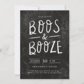 Boos und Booze Chalk Hand Lettes Halloween-Party Einladung (Vorderseite)