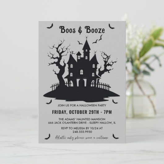 Boos und Booze Graues Halloween-Party Einladung (Stehend Vorderseite)
