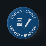 Booster-Impfstoff Covid-19 dank Science Blue Button<br><div class="desc">Zeigen Sie Ihre Wertschätzung für Wissenschaft und Dankbarkeit,  mit dem Booster-Schuss gegen covid-19 geimpft zu werden. Dieser lustig blaue Knopf enthält eine Nadel-Spritze und eine Impfstoffflasche mit "Peace Out Covid-19" auf dem Etikett. Sie können den Text "dank Wissenschaft" und "vaxxed and geboostert" sowie den Text auf der Flasche anpassen.</div>