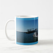 Boot am Ozean, CA Kaffeetasse (Links)