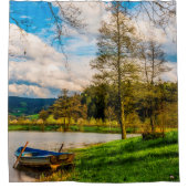 Boot am See und Gebirgsdusche Curtai Duschvorhang (Vorderseite)