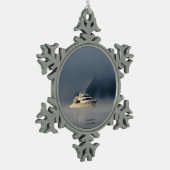 Boot auf einem Foggy Morning Schneeflocken Zinn-Ornament (Links)