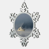 Boot auf einem Foggy Morning Schneeflocken Zinn-Ornament (Rechts)