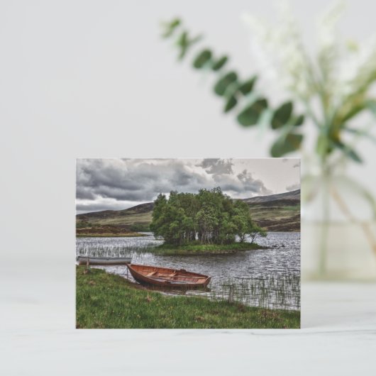 Boot auf einem See in Schottland Postkarte (Stehend Vorderseite)