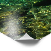 Boot auf kristallklarem Wasser schwimmen. Fotodruck (Ecke)