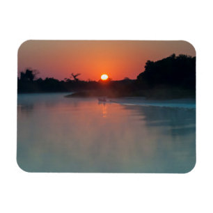 Boot bei Sonnenaufgang auf dem Fluss Magnet