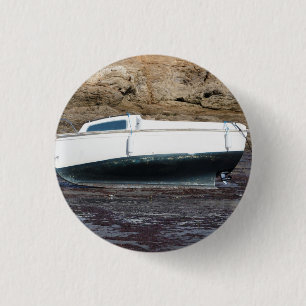 Boot, das auf dem Festland in einem Hafen errichte Button