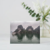Boot in Misty Halong Bay Rock Islands, Vietnam Postkarte (Stehend Vorderseite)