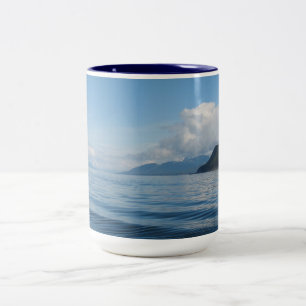 Boot nahe Auke-Bucht, Alaska Zweifarbige Tasse