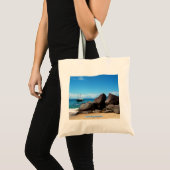 Boot und Strand, Paraty, Brasilien Tragetasche (Vorderseite (Produkt))