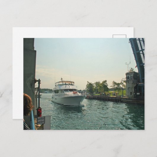 Boot unter einer Drawbridge, Charlevoix, Michigan Postkarte (Vorne/Hinten)