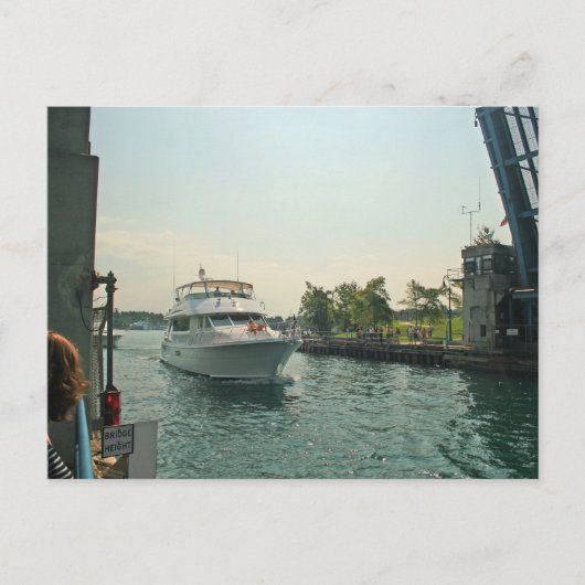 Boot unter einer Drawbridge, Charlevoix, Michigan Postkarte (Vorderseite)