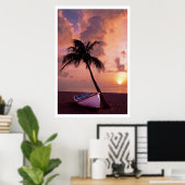 Boot unter Palm am Strand bei Sunset Poster (Heimbüro)