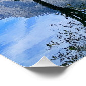 Boot zwischen zwei Bäumen auf einem See verankert Poster (Ecke)