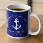 Bootanchor Navy Personalisiert Kaffeetasse<br><div class="desc">Eine schicke,  moderne nautische Tasse mit einem weißen Anker auf marinebasischem Hintergrund. Sie können den Text "Welcome Abard" und den Namen und die Lage Ihres Bootes in eleganter weißer Typografie personalisieren.</div>
