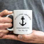 Bootanker Personalisiert Kaffeetasse<br><div class="desc">Eine schicke,  moderne nautische Tasse mit einem schwarzen Anker. Sie können den Text "Welcome Abard" und den Namen und die Position Ihres Bootes in eleganter Typografie und Schrift personalisieren.</div>
