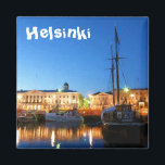 Boote am Helsinki Market Square im Abend Magnet<br><div class="desc">Digitale Malerei von Booten und einem alten Segelboot auf dem Helsinki Market Square (Kauppatori auf Finnisch) mit Marktzelten auf dem Hintergrund während der jährlichen Ostseeherringmesse in Helsinki (Silakkamarkkinat auf Finnisch) am klaren Anfang Oktober Abend.</div>