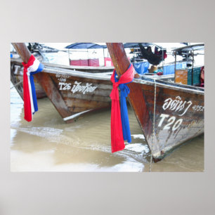 Boote am Strand   Phi Phi Islands, Thailand Poster