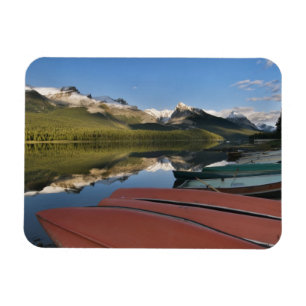Boote am Ufer des Maligne Lake geparkt, Magnet