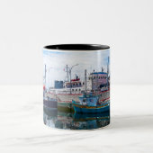 Boote an der Ostküste Zweifarbige Tasse (Mittel)